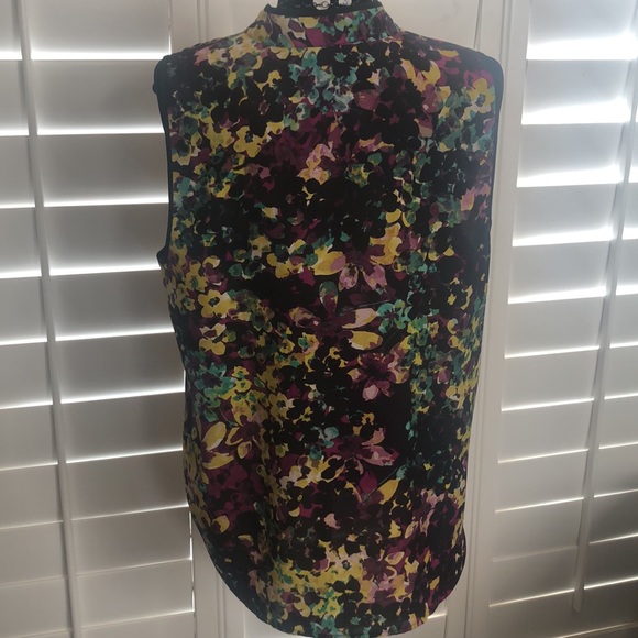 Lightweight sleevless button front blouse - Picture 4 of 5